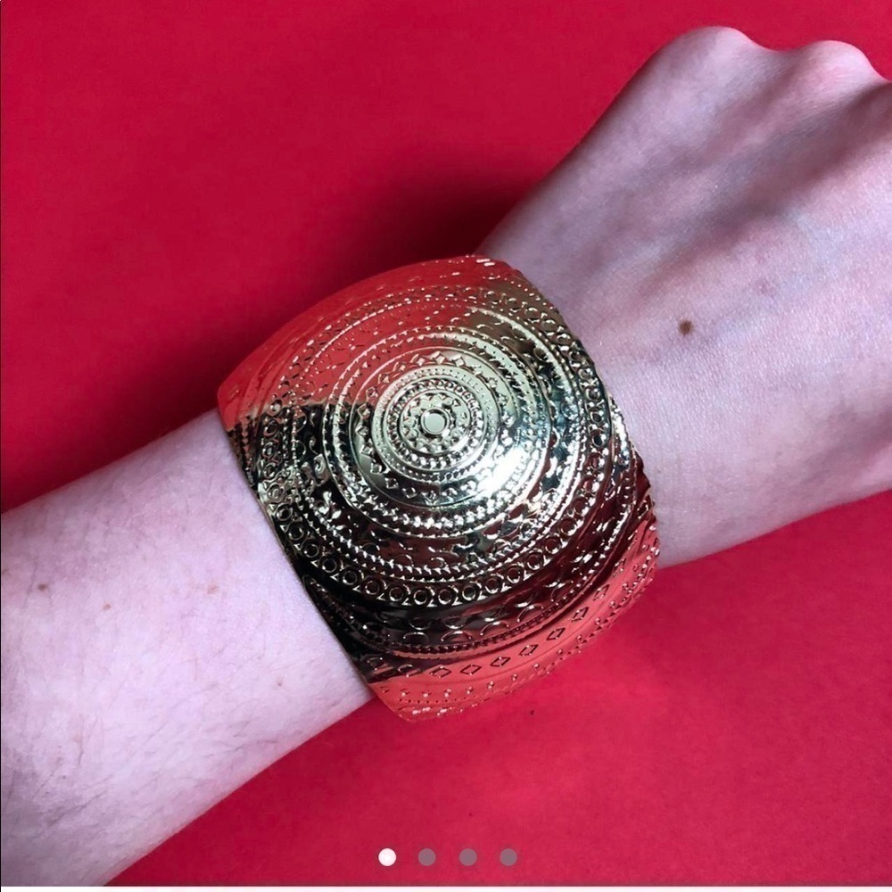 Giant thick gold bangle bracelet 💛💛​​​​​​​​​​​​​​​​​​​​​​​​​